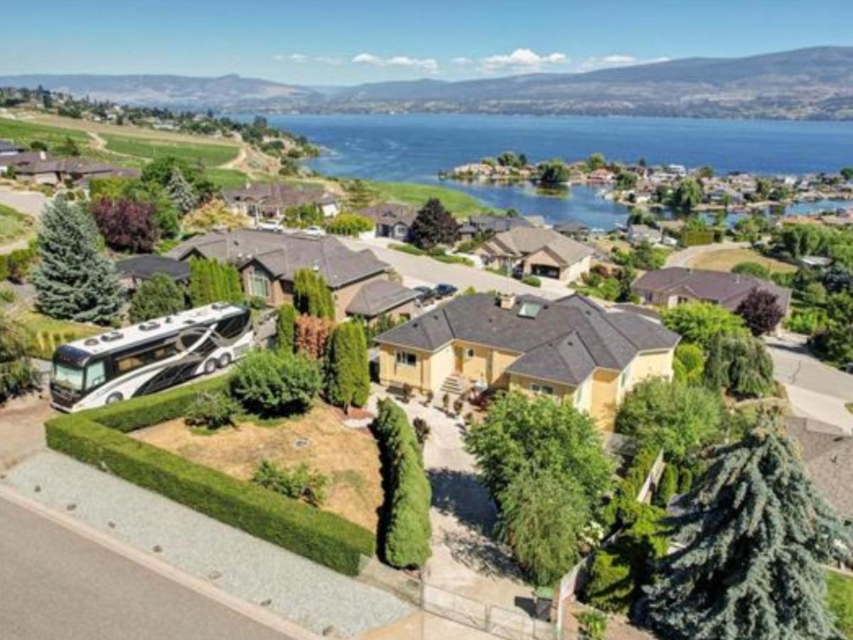 Lake View Yellow House By Winary Resort West Kelowna Dış mekan fotoğraf